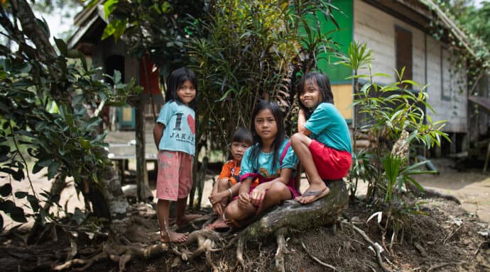 Børn på Borneo