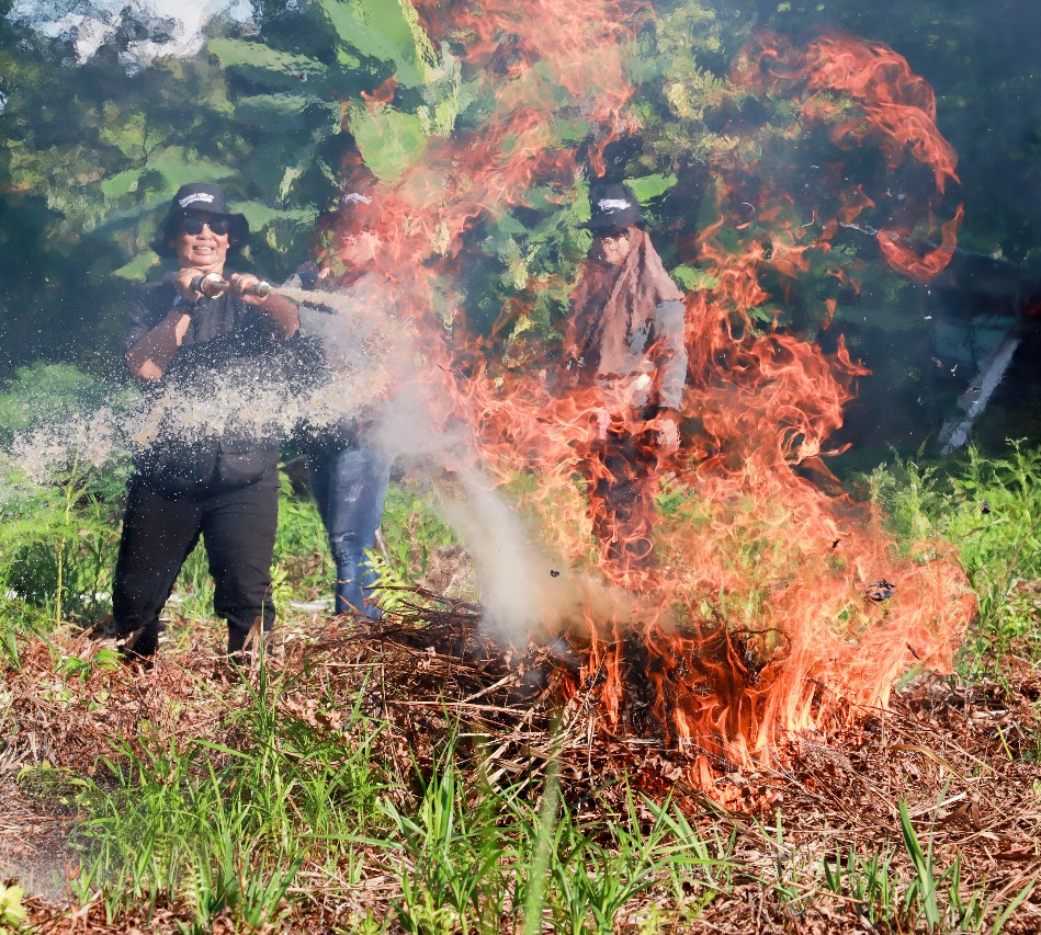 CCAM BNF Building resilient communities Sebangau - Women fire fighter