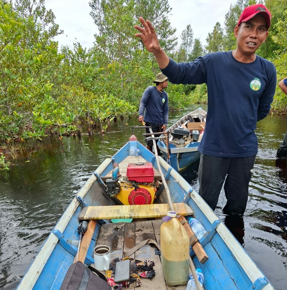 Low water level impedes boat transport